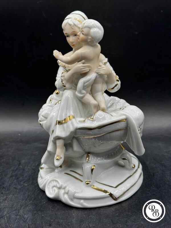 Ancienne et jolie sculpture en biscuit de porcelaine peinte et dorée à la main représentant une mère avec un enfant - Début du 20ème siècle - Décoration - Collection – Image 2