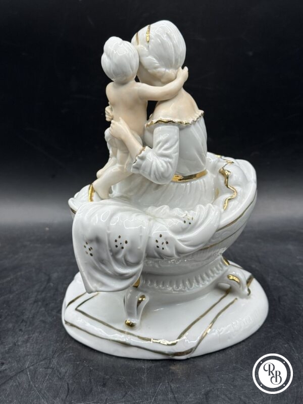 Ancienne et jolie sculpture en biscuit de porcelaine peinte et dorée à la main représentant une mère avec un enfant - Début du 20ème siècle - Décoration - Collection – Image 3