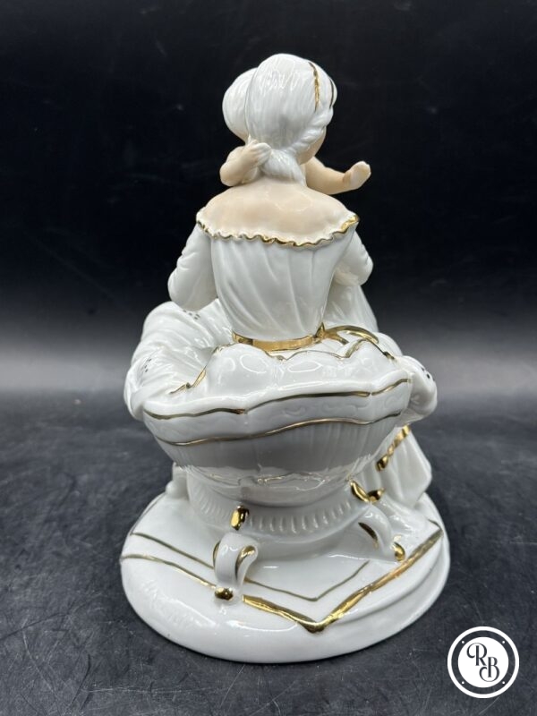 Ancienne et jolie sculpture en biscuit de porcelaine peinte et dorée à la main représentant une mère avec un enfant - Début du 20ème siècle - Décoration - Collection – Image 4