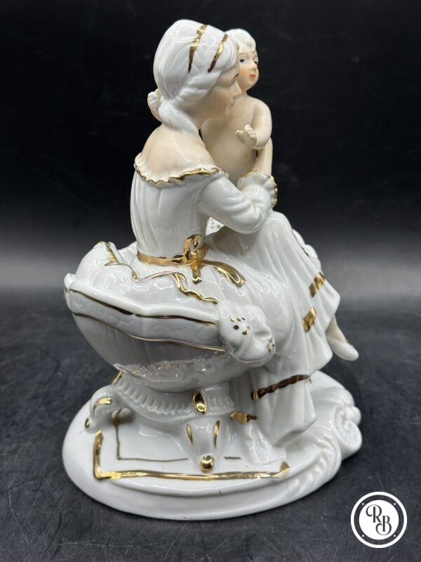 Ancienne et jolie sculpture en biscuit de porcelaine peinte et dorée à la main représentant une mère avec un enfant - Début du 20ème siècle - Décoration - Collection – Image 5