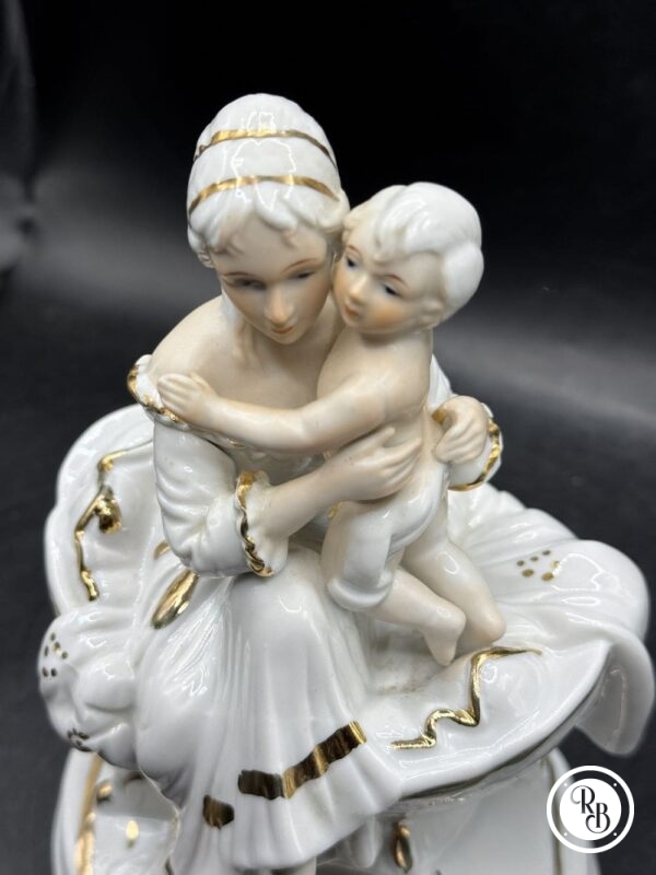 Ancienne et jolie sculpture en biscuit de porcelaine peinte et dorée à la main représentant une mère avec un enfant - Début du 20ème siècle - Décoration - Collection – Image 6