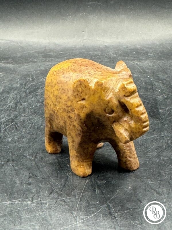 Ancienne miniature d'Eléphant en pierre dure (marron clair) réalisée et sculptée à la main - Asie - Datant des années 80 - Collection - Décoration - Vintage – Image 2