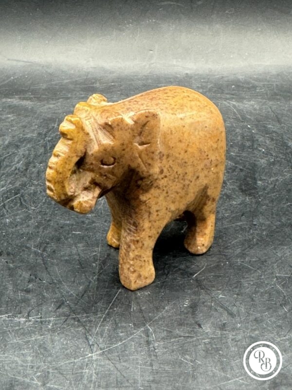 Ancienne miniature d'Eléphant en pierre dure (marron clair) réalisée et sculptée à la main - Asie - Datant des années 80 - Collection - Décoration - Vintage – Image 3