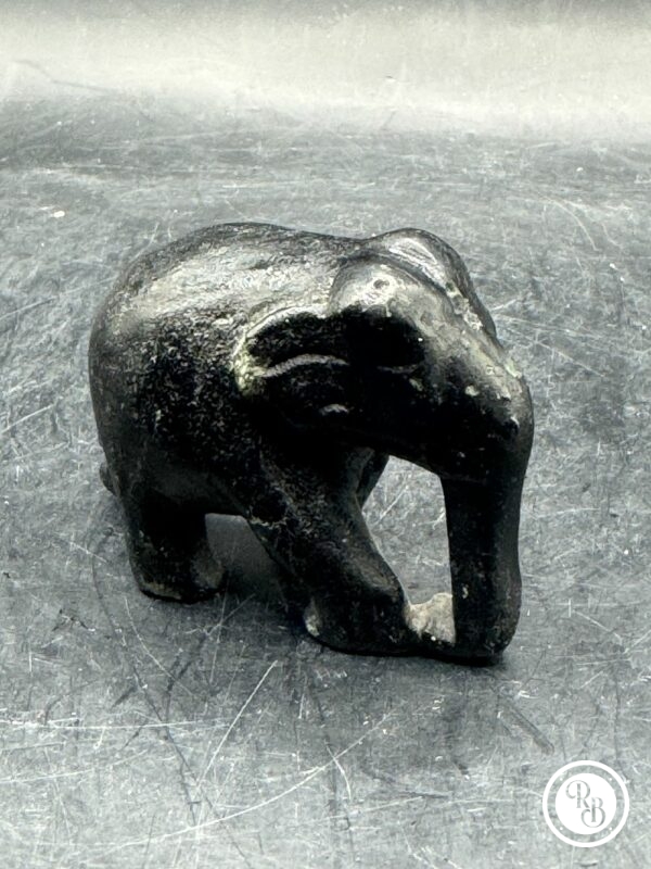Ancienne miniature d'Eléphant en pierre dure (noire) réalisée et sculptée à la main - Asie - Datant des années 80 - Collection - Décoration - Vintage – Image 3