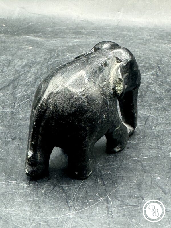 Ancienne miniature d'Eléphant en pierre dure (noire) réalisée et sculptée à la main - Asie - Datant des années 80 - Collection - Décoration - Vintage – Image 4