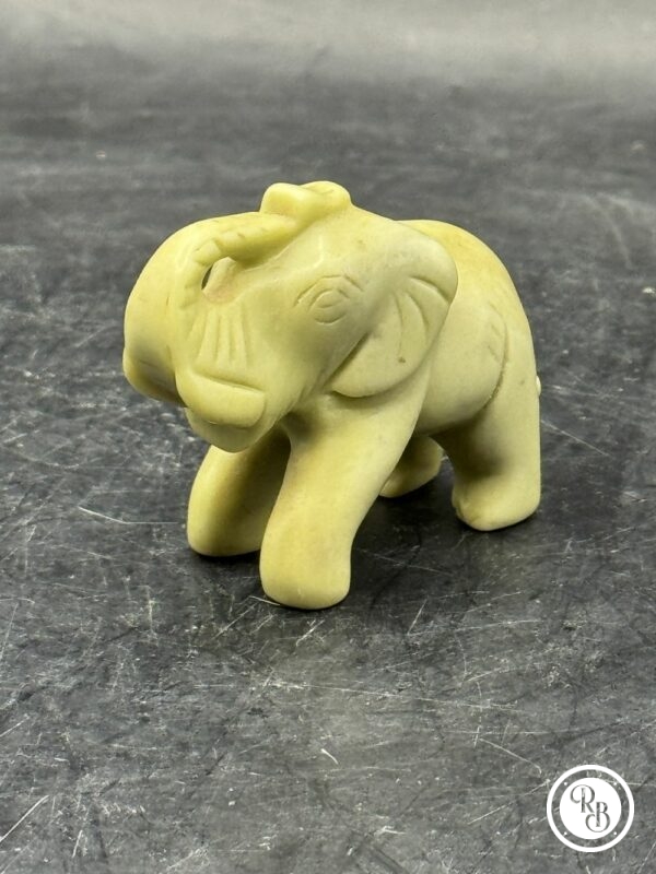 Ancienne miniature d'Eléphant en pierre dure (vert naturel) réalisée et sculptée à la main - Asie - Datant des années 80 - Collection - Décoration - Vintage – Image 2