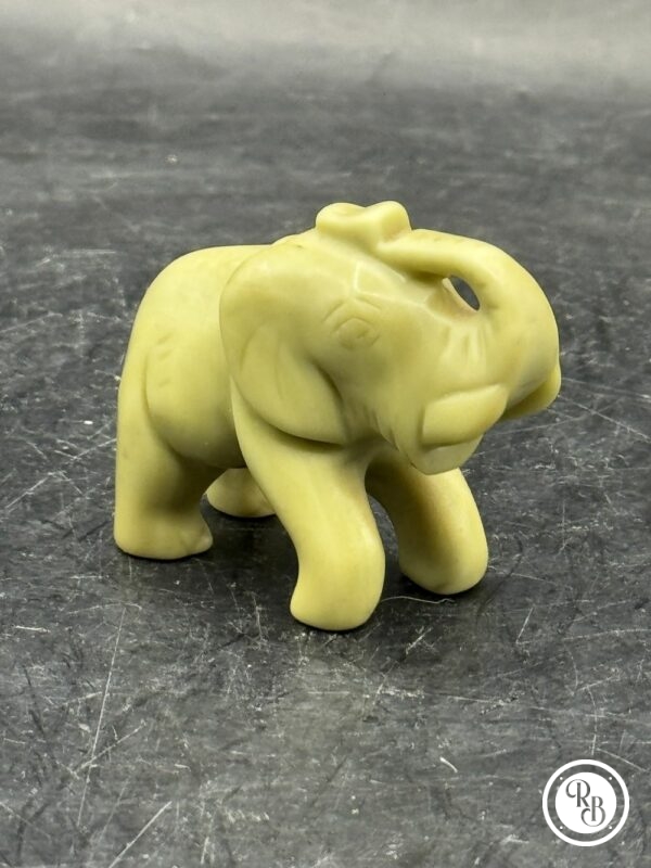 Ancienne miniature d'Eléphant en pierre dure (vert naturel) réalisée et sculptée à la main - Asie - Datant des années 80 - Collection - Décoration - Vintage – Image 3