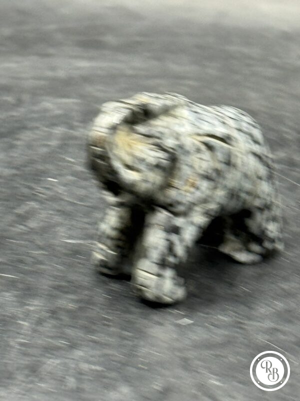 Ancienne miniature d'Eléphant en pierre dure (bicolore tachetée naturelle) réalisée et sculptée à la main - Asie - Datant des années 80 - Collection - Décoration - Vintage – Image 3