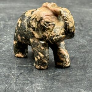 Ancienne miniature d'Eléphant en pierre dure (bicolore noir et rose) réalisée et sculptée à la main - Asie - Datant des années 80 - Collection - Décoration - Vintage