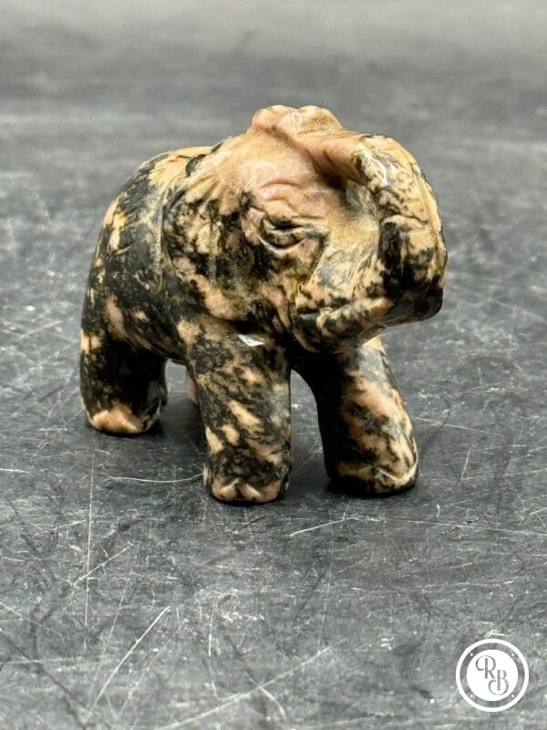 Ancienne miniature d'Eléphant en pierre dure (bicolore noir et rose) réalisée et sculptée à la main - Asie - Datant des années 80 - Collection - Décoration - Vintage