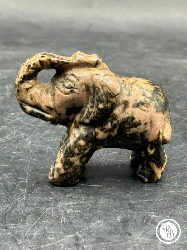 Ancienne miniature d'Eléphant en pierre dure (bicolore noir et rose) réalisée et sculptée à la main - Asie - Datant des années 80 - Collection - Décoration - Vintage – Image 3