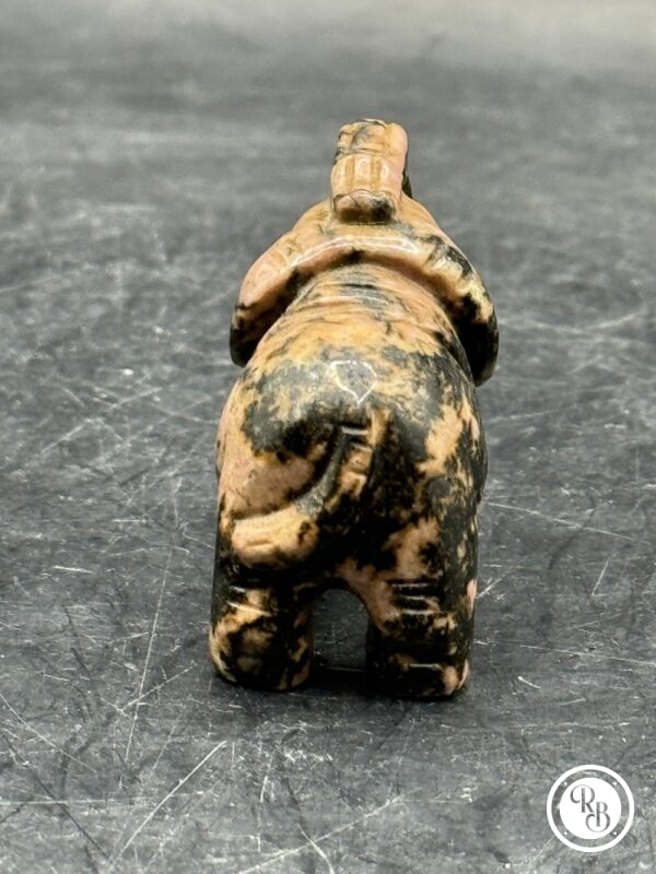 Ancienne miniature d'Eléphant en pierre dure (bicolore noir et rose) réalisée et sculptée à la main - Asie - Datant des années 80 - Collection - Décoration - Vintage – Image 4