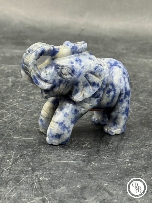 Ancienne miniature d'Eléphant en pierre dure (bicolore naturelle blanche et bleue) réalisée et sculptée à la main - Asie - Datant des années 80 - Collection - Décoration - Vintage – Image 2