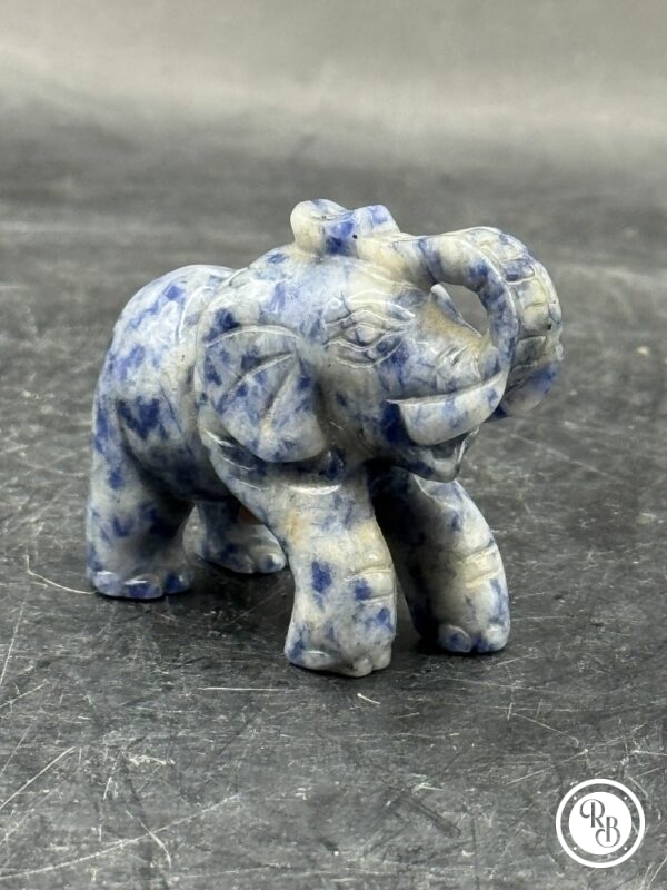 Ancienne miniature d'Eléphant en pierre dure (bicolore naturelle blanche et bleue) réalisée et sculptée à la main - Asie - Datant des années 80 - Collection - Décoration - Vintage – Image 3