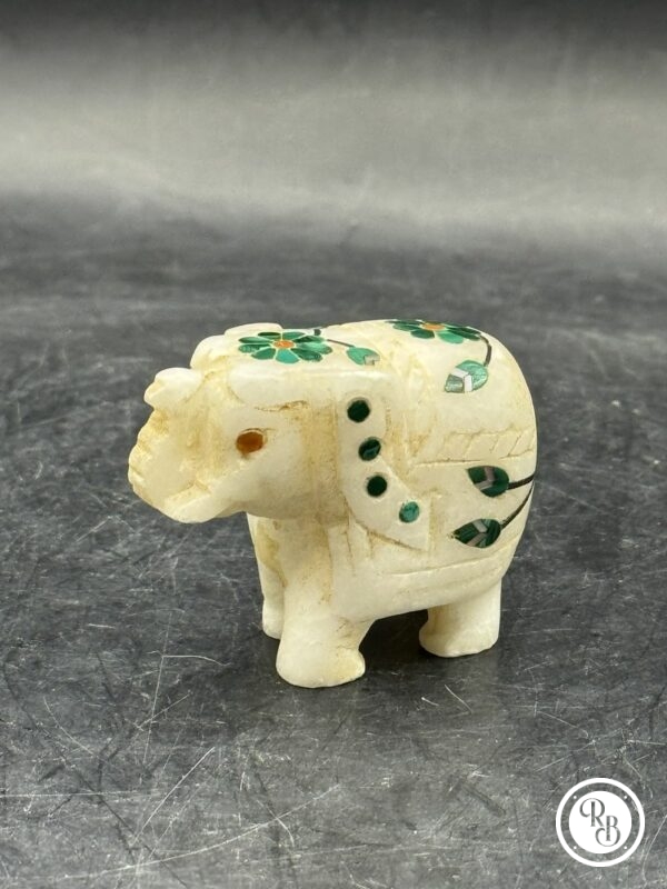 Ancienne miniature d'Eléphant en pierre marbrière incrustée de pierres semi-précieuses (2 fleurs vertes) réalisée et sculptée à la main - Asie - Datant des années 80 - Collection - Décoration - Vintage – Image 2