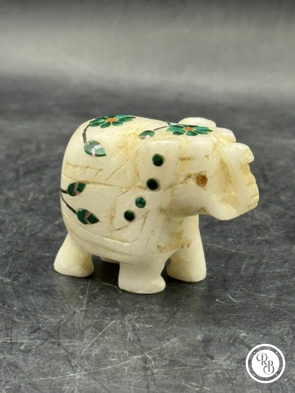 Ancienne miniature d'Eléphant en pierre marbrière incrustée de pierres semi-précieuses (2 fleurs vertes) réalisée et sculptée à la main - Asie - Datant des années 80 - Collection - Décoration - Vintage – Image 3