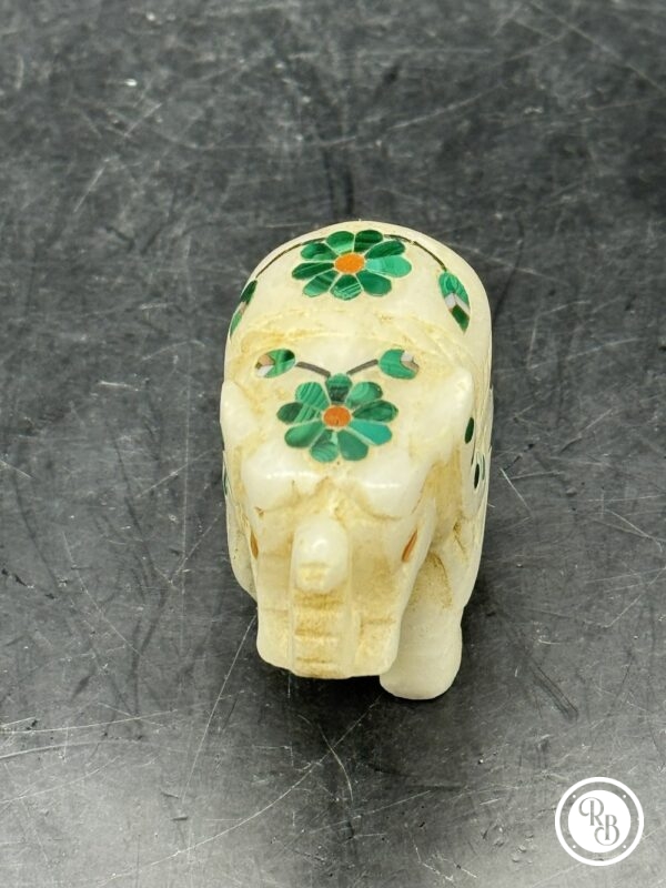 Ancienne miniature d'Eléphant en pierre marbrière incrustée de pierres semi-précieuses (2 fleurs vertes) réalisée et sculptée à la main - Asie - Datant des années 80 - Collection - Décoration - Vintage – Image 5