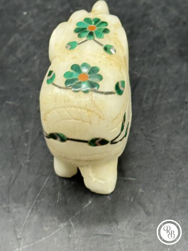 Ancienne miniature d'Eléphant en pierre marbrière incrustée de pierres semi-précieuses (2 fleurs vertes) réalisée et sculptée à la main - Asie - Datant des années 80 - Collection - Décoration - Vintage – Image 6