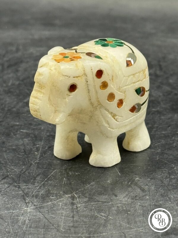 Ancienne miniature d'Eléphant en pierre marbrière incrustée de pierres semi-précieuses (1 fleur verte-1 fleur orange) réalisée et sculptée à la main - Asie - Datant des années 80 - Collection - Décoration - Vintage – Image 2
