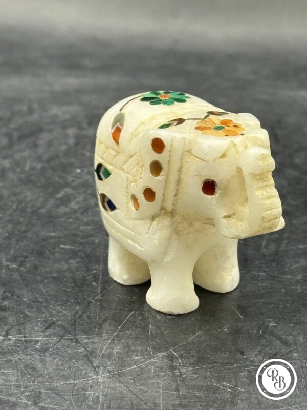 Ancienne miniature d'Eléphant en pierre marbrière incrustée de pierres semi-précieuses (1 fleur verte-1 fleur orange) réalisée et sculptée à la main - Asie - Datant des années 80 - Collection - Décoration - Vintage – Image 3