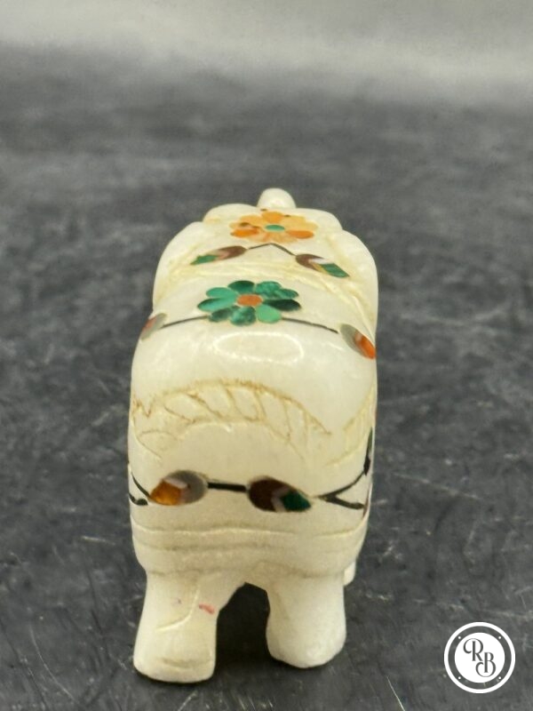 Ancienne miniature d'Eléphant en pierre marbrière incrustée de pierres semi-précieuses (1 fleur verte-1 fleur orange) réalisée et sculptée à la main - Asie - Datant des années 80 - Collection - Décoration - Vintage – Image 4