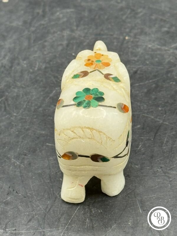 Ancienne miniature d'Eléphant en pierre marbrière incrustée de pierres semi-précieuses (1 fleur verte-1 fleur orange) réalisée et sculptée à la main - Asie - Datant des années 80 - Collection - Décoration - Vintage – Image 5