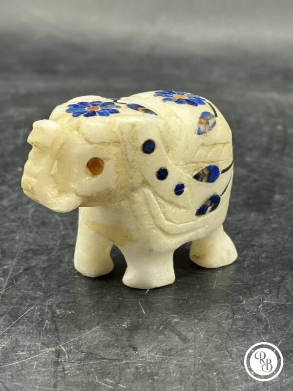 Ancienne miniature d'Eléphant en pierre marbrière incrustée de pierres semi-précieuses (2 fleurs bleues) réalisée et sculptée à la main - Asie - Datant des années 80 - Collection - Décoration - Vintage – Image 2