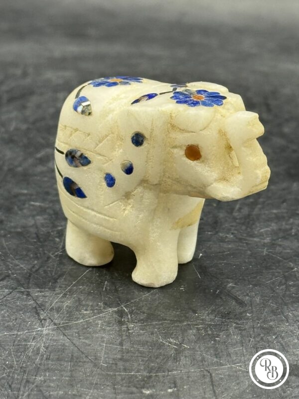 Ancienne miniature d'Eléphant en pierre marbrière incrustée de pierres semi-précieuses (2 fleurs bleues) réalisée et sculptée à la main - Asie - Datant des années 80 - Collection - Décoration - Vintage – Image 3