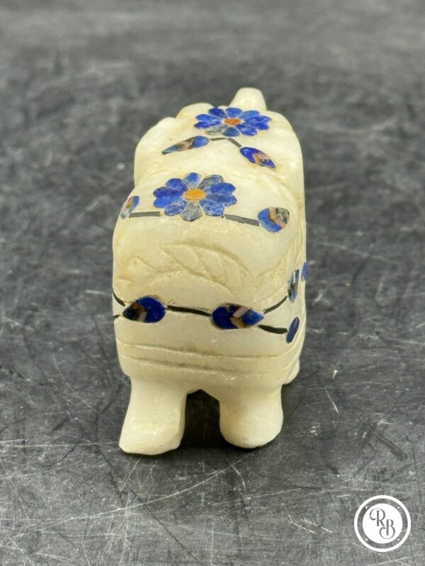Ancienne miniature d'Eléphant en pierre marbrière incrustée de pierres semi-précieuses (2 fleurs bleues) réalisée et sculptée à la main - Asie - Datant des années 80 - Collection - Décoration - Vintage – Image 4