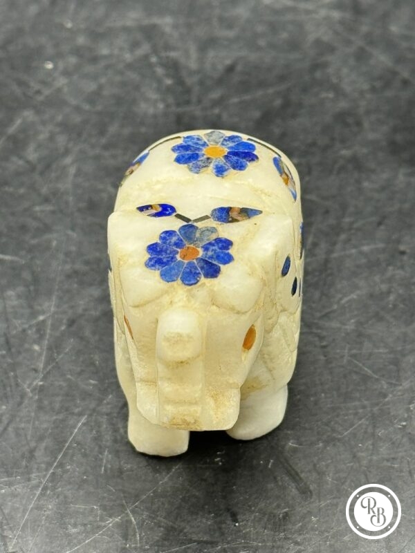 Ancienne miniature d'Eléphant en pierre marbrière incrustée de pierres semi-précieuses (2 fleurs bleues) réalisée et sculptée à la main - Asie - Datant des années 80 - Collection - Décoration - Vintage – Image 5
