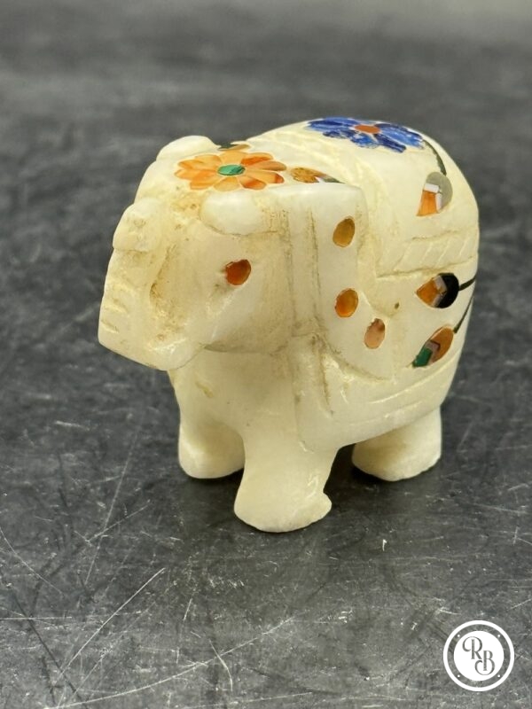 Ancienne miniature d'Eléphant en pierre marbrière incrustée de pierres semi-précieuses (fleur bleue-fleur orange) réalisée et sculptée à la main - Asie - Datant des années 80 - Collection - Décoration - Vintage – Image 2
