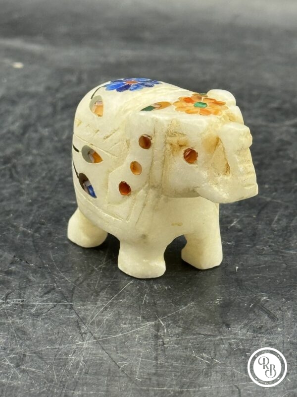 Ancienne miniature d'Eléphant en pierre marbrière incrustée de pierres semi-précieuses (fleur bleue-fleur orange) réalisée et sculptée à la main - Asie - Datant des années 80 - Collection - Décoration - Vintage – Image 3
