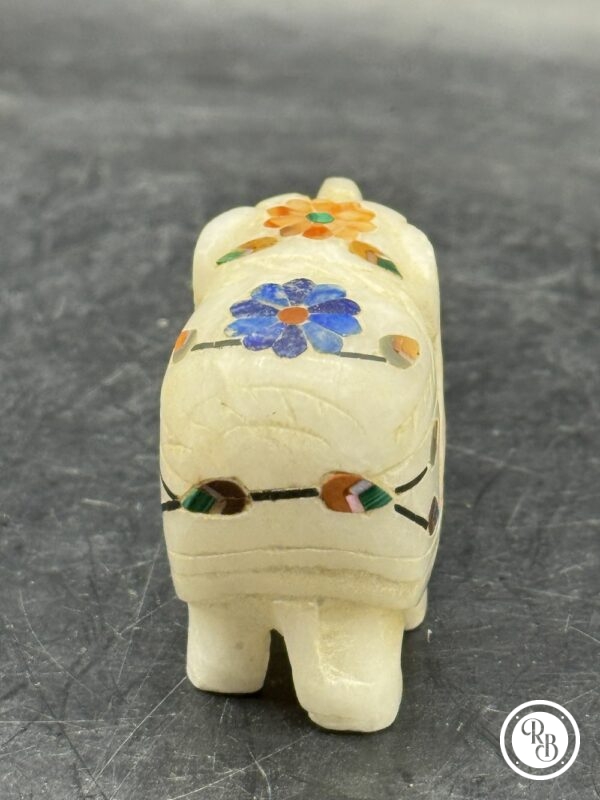 Ancienne miniature d'Eléphant en pierre marbrière incrustée de pierres semi-précieuses (fleur bleue-fleur orange) réalisée et sculptée à la main - Asie - Datant des années 80 - Collection - Décoration - Vintage – Image 4