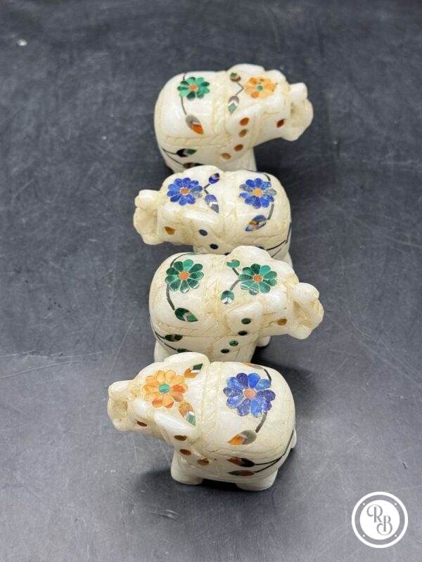 Lot de quatre anciennes miniatures d'Eléphants en pierre marbrière incrustées de pierres semi-précieuses (fleurs bleue, verte et orange) réalisées et sculptées à la main - Asie - Datant des années 80 - Collection - Décoration - Vintage