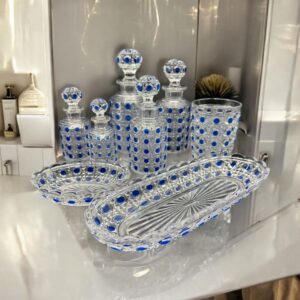 Ensemble garniture de toilette en cristal moulé modèle Diamant pierreries de la Maison Baccarat - Décor de motifs pointes de diamants avec rehauts d’émaux bleus - Vers 1900/1910 - Collection - Décoration