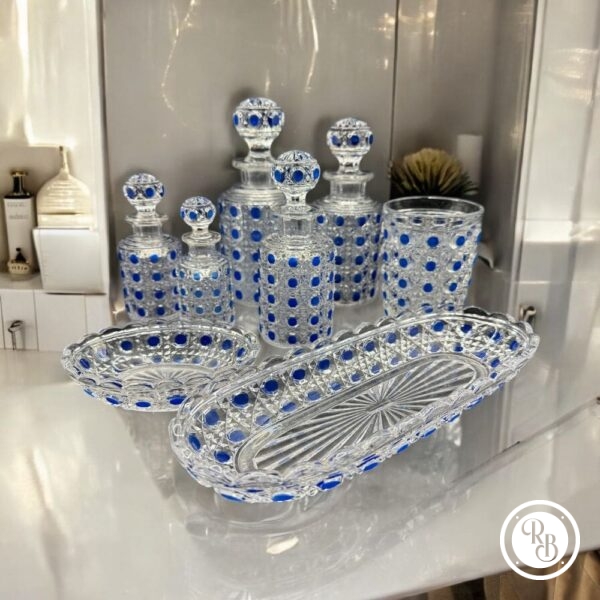 Ensemble garniture de toilette en cristal moulé modèle Diamant pierreries de la Maison Baccarat - Décor de motifs pointes de diamants avec rehauts d’émaux bleus - Vers 1900/1910 - Collection - Décoration
