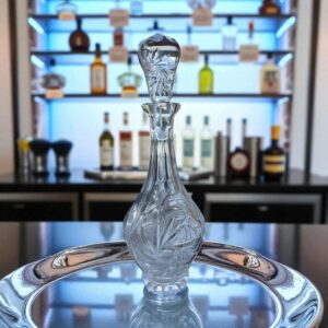 Ancienne et imposante Carafe à décanter en Cristal de Bohème et son incroyable bouchon - L'ensemble est taillé et poli magnifiquement à la main Début 20ème