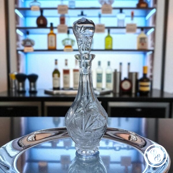 Ancienne et imposante Carafe à décanter en Cristal de Bohème et son incroyable bouchon - L'ensemble est taillé et poli magnifiquement à la main Début 20ème