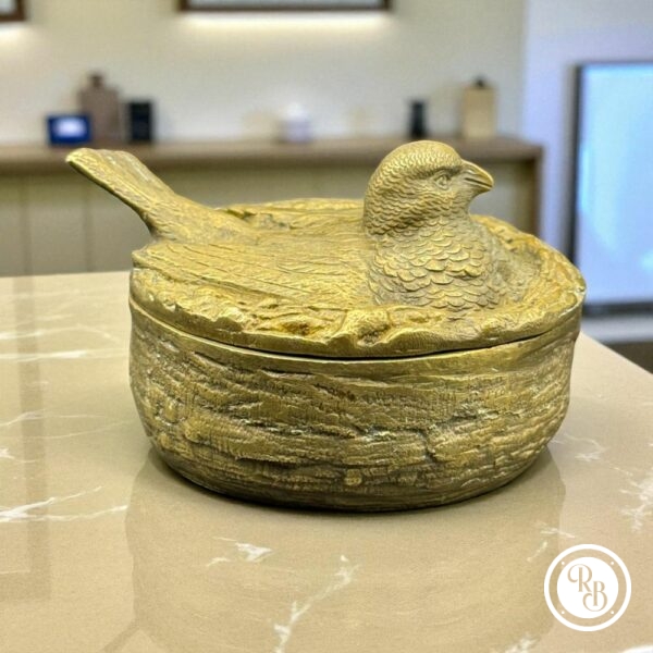 Ancienne Bonbonnière ou Boite à bijoux en bronze à patine dorée, couvercle orné d'un oiseau/Colombe dans son nid - Jean Rabiant - Numérotée - Collection - Décoration