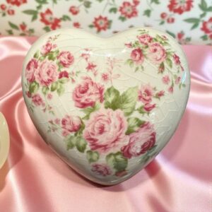 Petit Cœur décoratif en céramique légèrement craquelée- Décor floral avec des Roses - Collection
