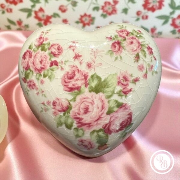 Petit Cœur décoratif en céramique légèrement craquelée- Décor floral avec des Roses - Collection