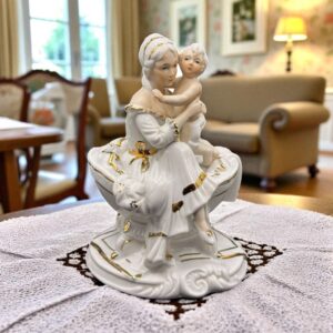 Ancienne et jolie sculpture en biscuit de porcelaine dorée à la main représentant une mère avec un enfant - Début du 20ème siècle - Décoration - Collection