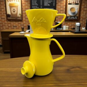 Ancienne Cafetière à filtre Melitta 102 en faïence jaune - Estampillée - Collection - Décoration - Vintage - Vers 1960
