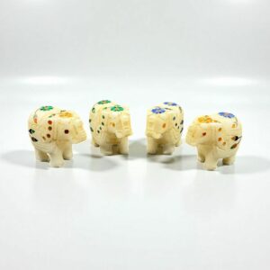Lot de quatre anciennes miniatures d'Eléphants en pierre marbrière incrustées de pierres semi-précieuses (fleurs bleue, verte et orange) réalisées et sculptées à la main - Asie - Datant des années 80 - Collection - Décoration - Vintage