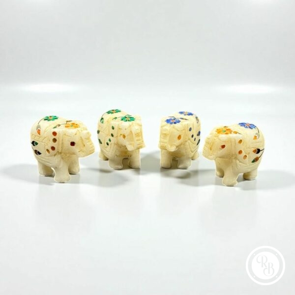 Lot de quatre anciennes miniatures d'Eléphants en pierre marbrière incrustées de pierres semi-précieuses (fleurs bleue, verte et orange) réalisées et sculptées à la main - Asie - Datant des années 80 - Collection - Décoration - Vintage