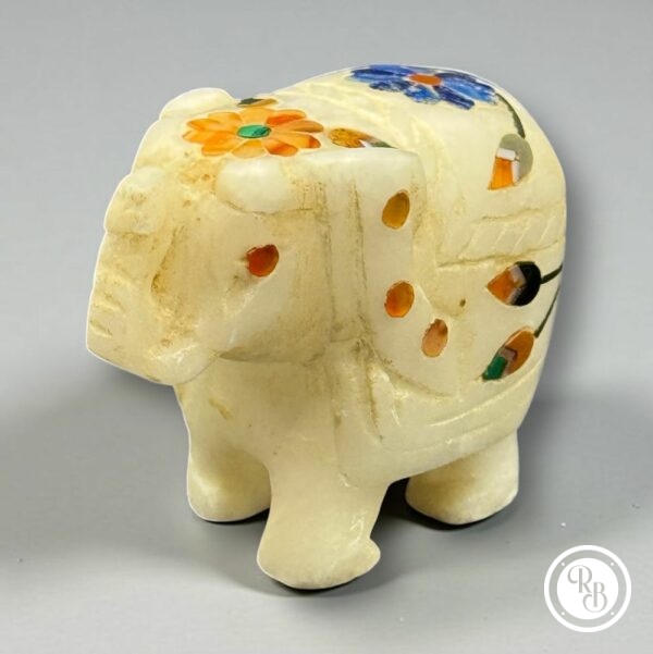 Lot de quatre anciennes miniatures d'Eléphants en pierre marbrière incrustées de pierres semi-précieuses (fleurs bleue, verte et orange) réalisées et sculptées à la main - Asie - Datant des années 80 - Collection - Décoration - Vintage – Image 2