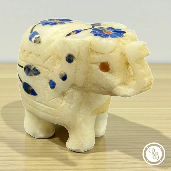 Lot de quatre anciennes miniatures d'Eléphants en pierre marbrière incrustées de pierres semi-précieuses (fleurs bleue, verte et orange) réalisées et sculptées à la main - Asie - Datant des années 80 - Collection - Décoration - Vintage – Image 3