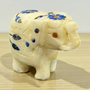 Ancienne miniature d'Eléphant en pierre marbrière incrustée de pierres semi-précieuses (2 fleurs bleues) réalisée et sculptée à la main - Asie - Datant des années 80 - Collection - Décoration - Vintage