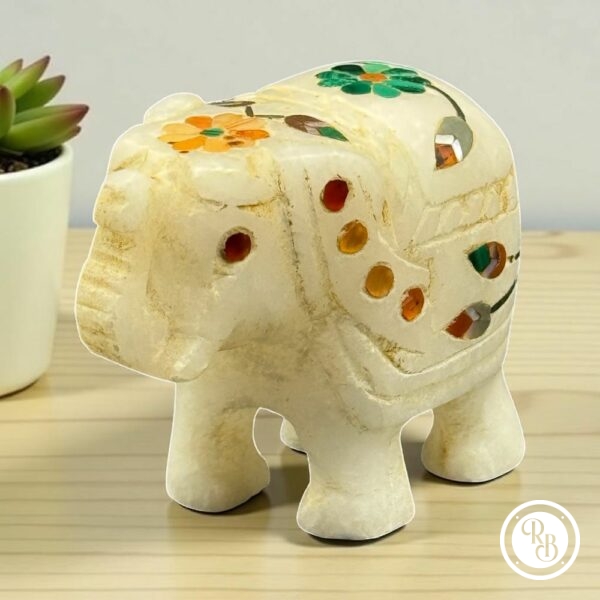 Ancienne miniature d'Eléphant en pierre marbrière incrustée de pierres semi-précieuses (1 fleur verte-1 fleur orange) réalisée et sculptée à la main - Asie - Datant des années 80 - Collection - Décoration - Vintage