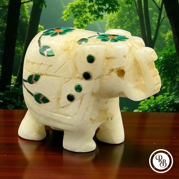 Lot de quatre anciennes miniatures d'Eléphants en pierre marbrière incrustées de pierres semi-précieuses (fleurs bleue, verte et orange) réalisées et sculptées à la main - Asie - Datant des années 80 - Collection - Décoration - Vintage – Image 5